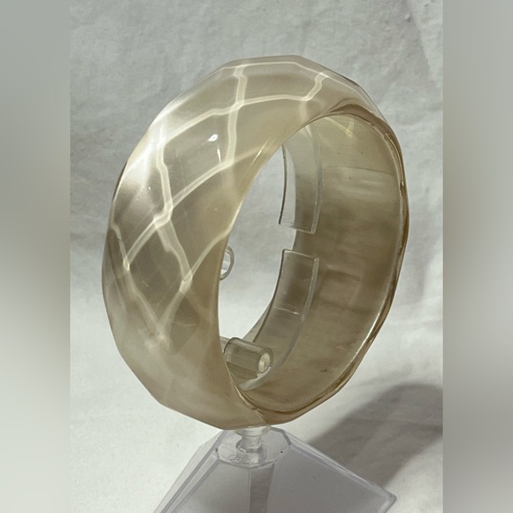 Vintage multifaceted moonglow lucite chunky bracelet. Please see video also. - Picture 3 of 12